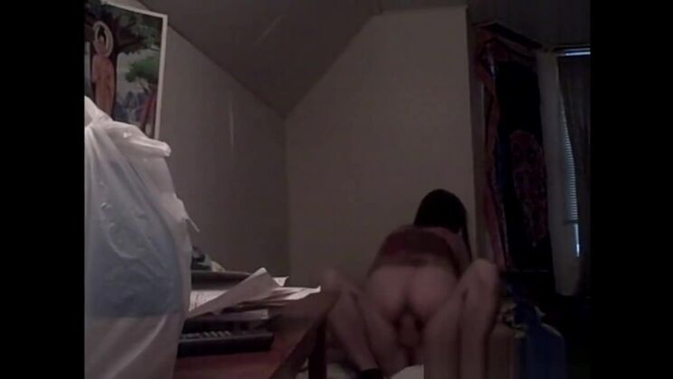 Asiatische Freundin beim Musikhören