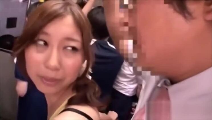 Sexy japanische Mädchen geben Blowjobs und haben Sex im Bus