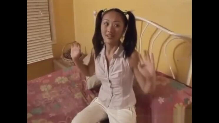 Bizarre Szene: Heiße japanische Teenagerin lutscht wilden Fantasiemann