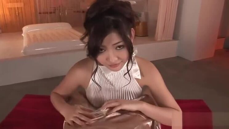 Japanische MILF verwöhnt einen Schwanz mit einem lustvollen Blowjob.