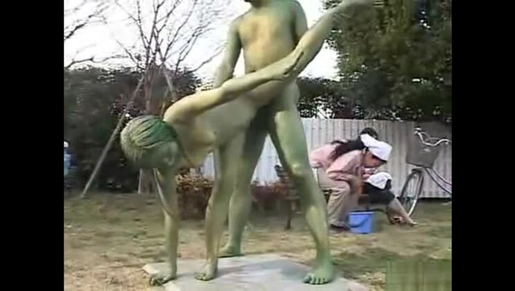 Grüne japanische Gartenstatuen haben Sex in der Öffentlichkeit
