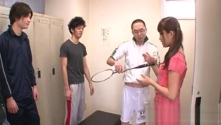 Japanische Schönheit zähmt einen riesigen Schwanz