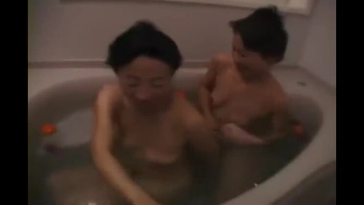 Japanische reife Lesbe_x1