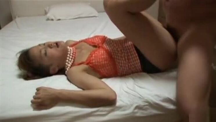 Seira Takahashi, eine reizende Asiatin mit einer saftigen, glatten Muschi