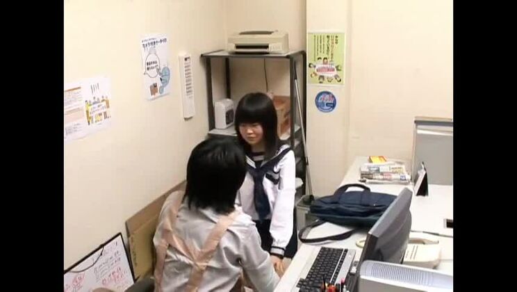 Die verrückteste japanische Hure in einem JAV-Video mit kleinen Brüsten, die du je gesehen hast